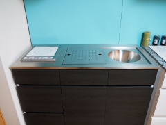 洗面化粧台と一体になった新発想のキッチン誕生