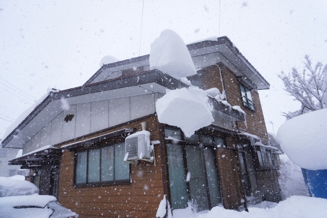 大雪で納屋の屋根に大きな穴が！？ 修理にかかる50万円、一体どうすればいいの？